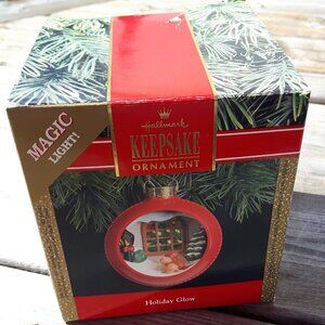 1991 Hallmark Keepsake Magic Light Ornament Holiday Glow